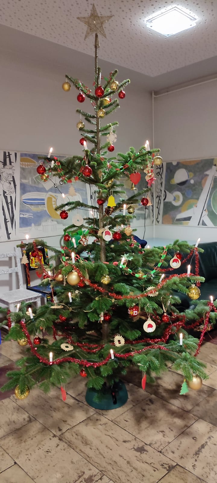 Festlich geschmückter Weihnachtsbaum im Foyer